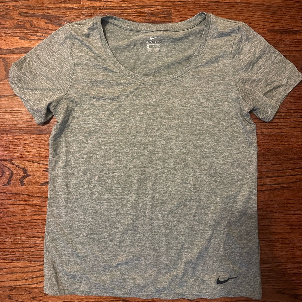 Nike Women's Heather green Short Sleeve Tee